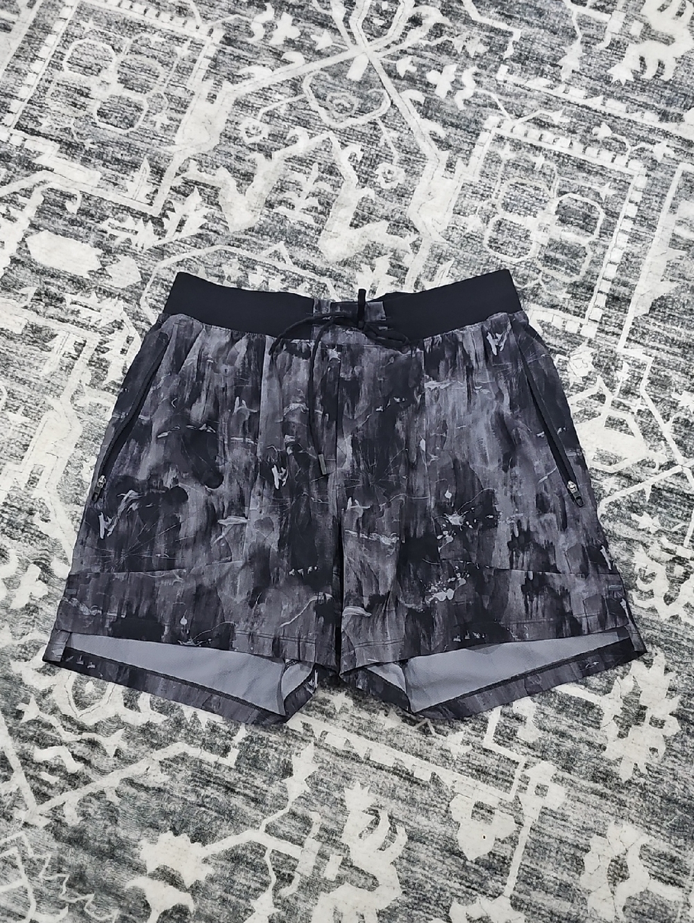 lululemon athletica Men's Athletic Shorts - Black & Gray Brushstroke Size Small